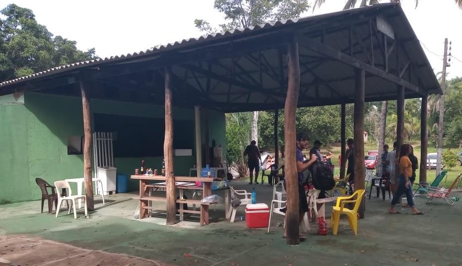 Dono de espaço recreativo é conduzido à delegacia por promover evento com 80 pessoas