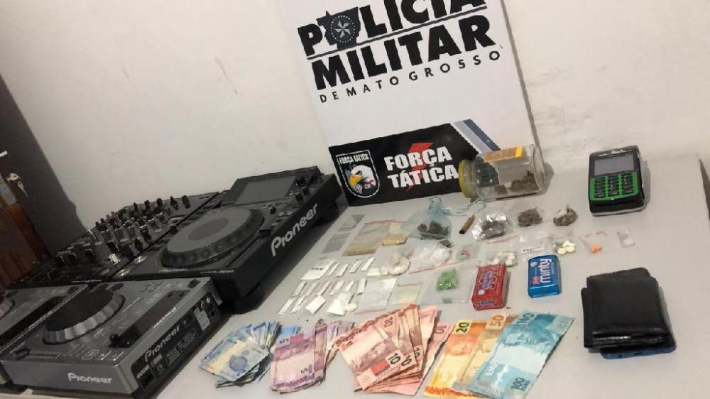 Força Tática descobre festa com 130 pessoas e prende oito homens com ecstasy, maconha e cocaína em Matupá