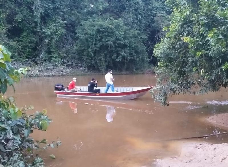 Morador encontra corpo de homem boiando em Rio no município de Castanheira