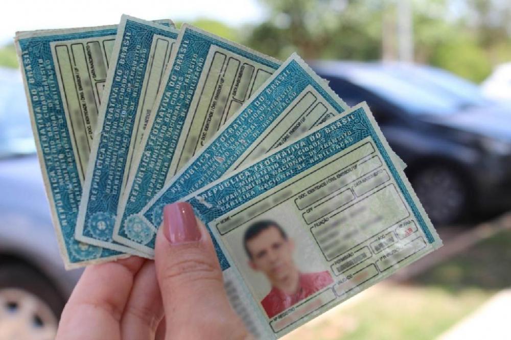 Condutor com CNH vencida em janeiro de 2020 deve renovar o documento este mês