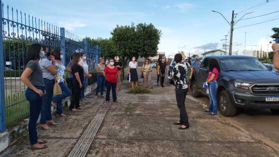 Mães fazem manifesto em frente ao MPE e prefeitura, e pedem continuação das aulas presenciais em Juína