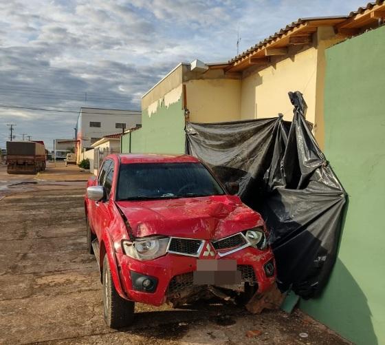 Condutora desmaia após colidir com carro em muro de residência em Juína
