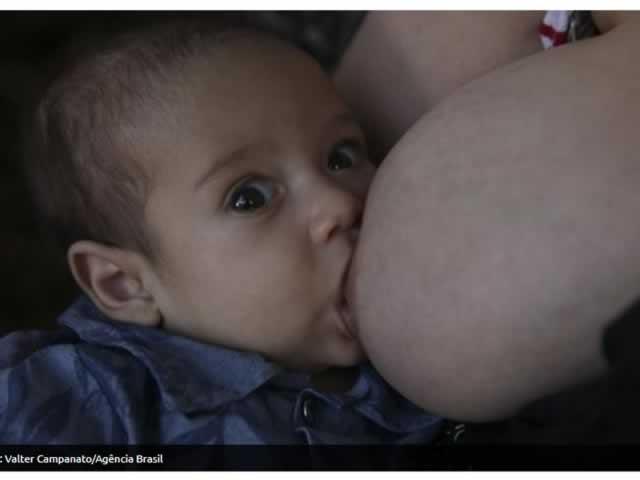 Leite materno produzido por mães vacinadas tem anticorpos contra a Covid-19, diz estudo