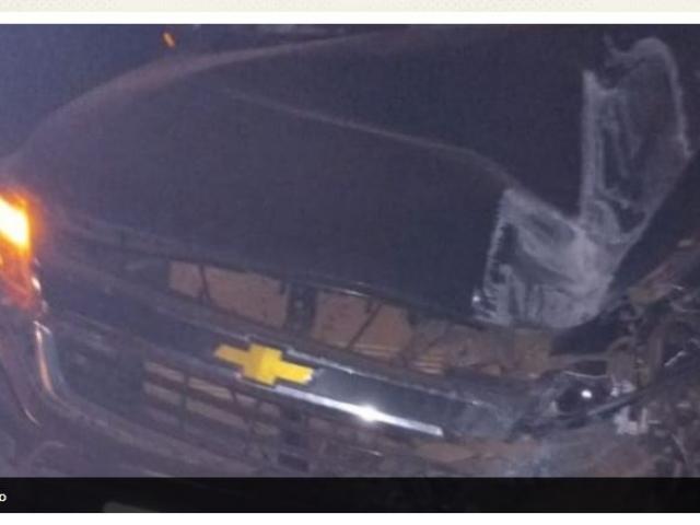 Bandidos armados roubam dona de restaurante, rendem clientes e batem caminhonete. (Fotos)