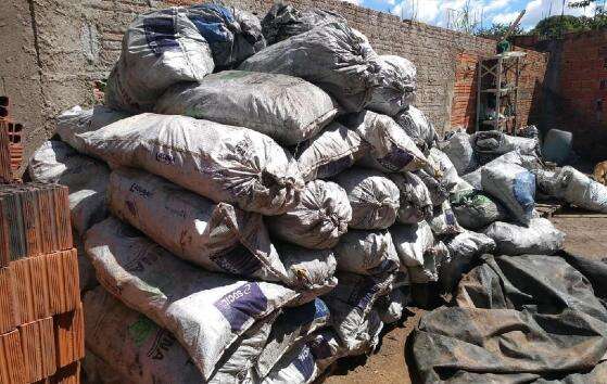 Policiais ambientais apreendem mais de uma tonelada de carvão clandestino em Cuiabá