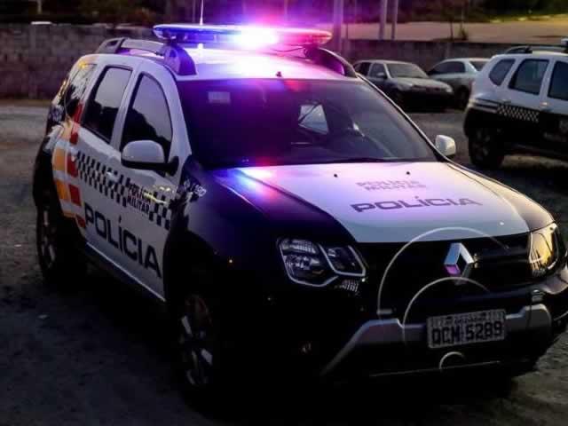 Homem é baleado cinco vezes em frente à residência e sobrevive.