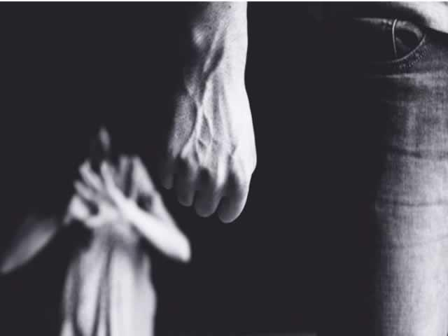 Homem é preso por espancar esposa e arrastá-la pelos cabelos