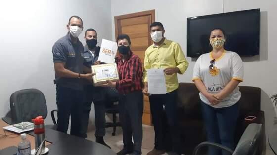 Comandante da polícia militar entrega Cartões do Programa “Ser Família Emergencial” em Juína