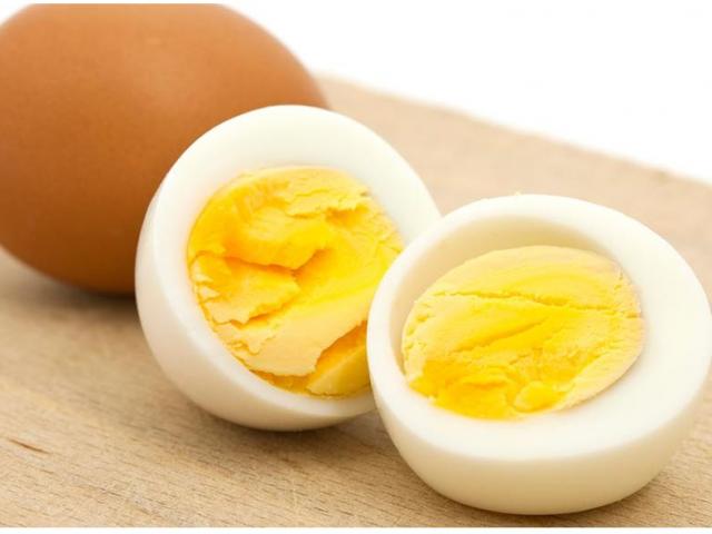 Mulher morre após ingerir bebida alcoólica e comer 2 ovos