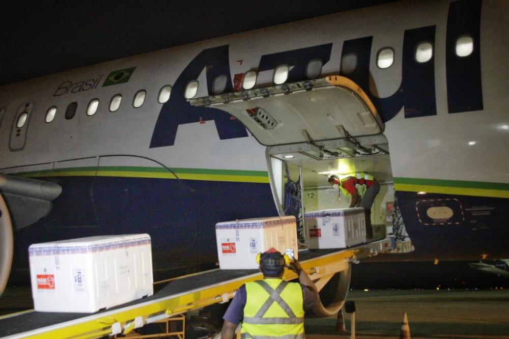 Mato Grosso recebe 60.800 doses de vacinas nesta sexta-feira