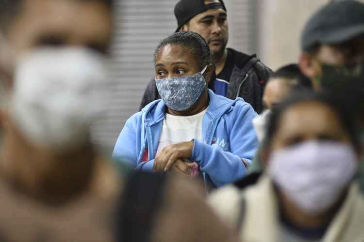 Máscaras e isolamento continuam essenciais, dizem especialistas