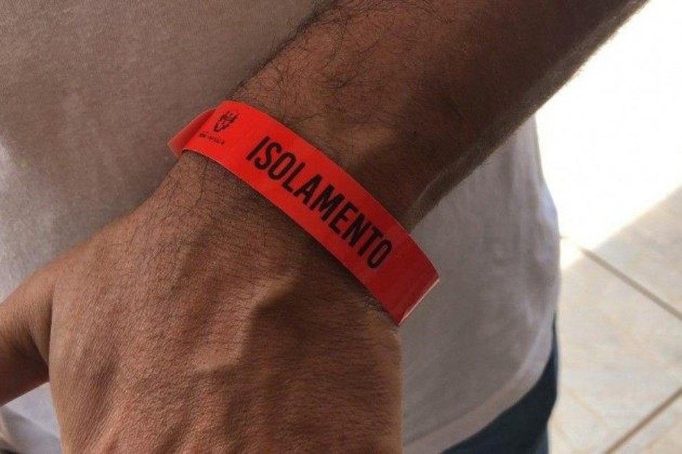 Pessoas com Covid são obrigadas a usar pulseira vermelha em município de MT